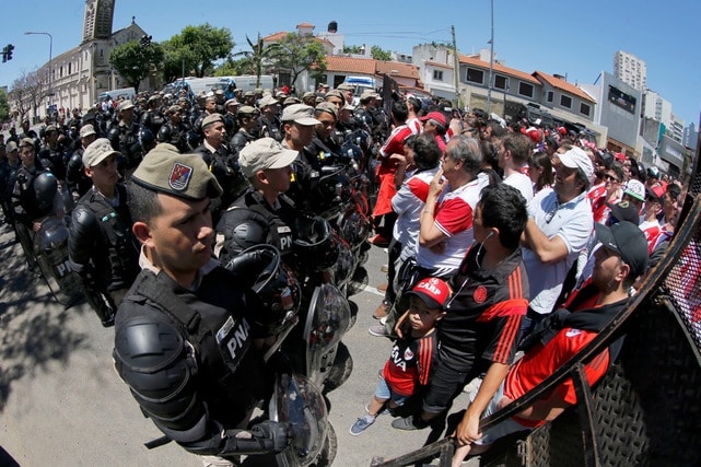 FOPEA condena agresiones a periodistas en torno a la final suspendida entre River y Boca en Argentina