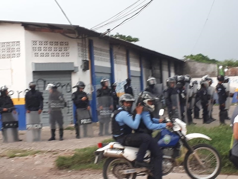 Policías reprimen a periodista, defensores de derechos humanos y ciudadanos que convocaron a manifestación pacifica