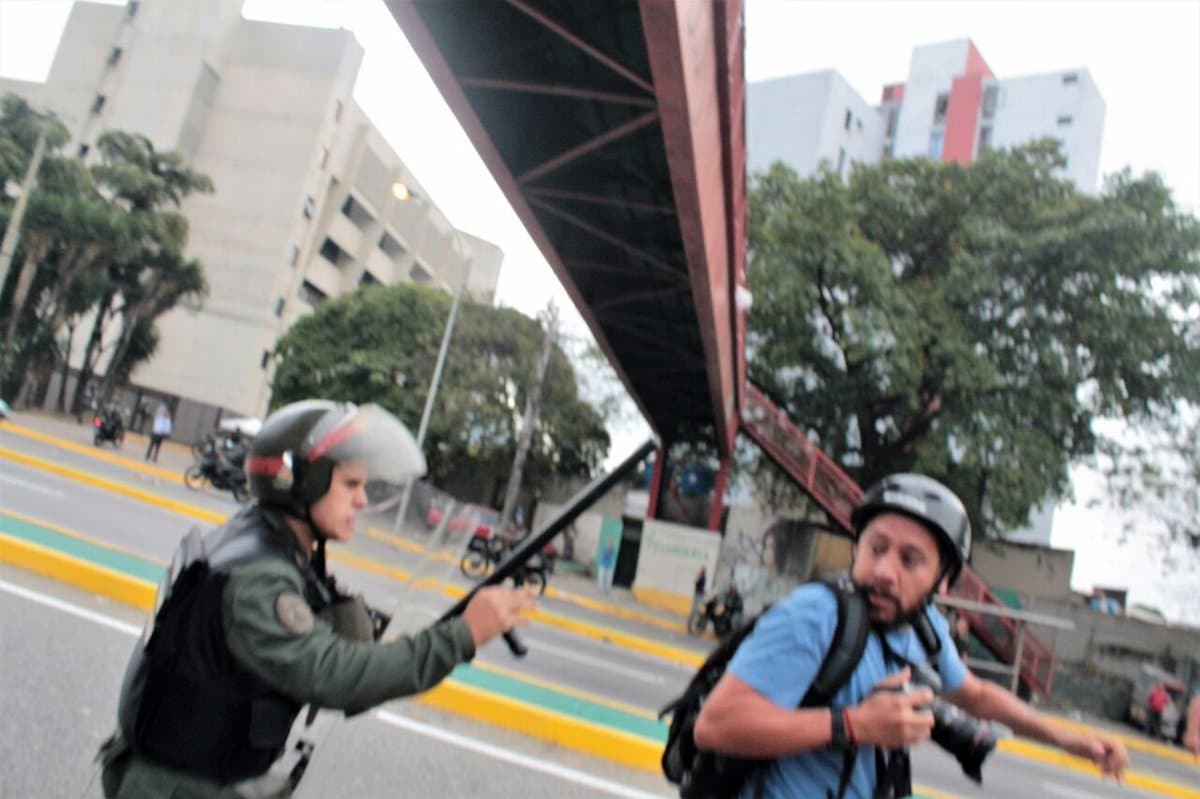 Militar intimidó y agredió a periodistas por cubrir protesta