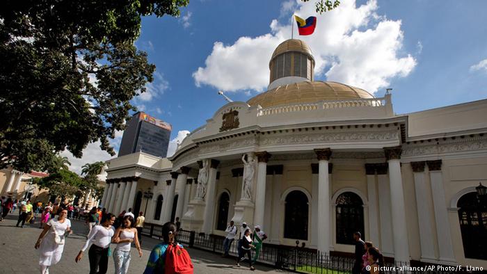 Venezuela | Negaron entrada a los medios al parlamento por presunto explosivo