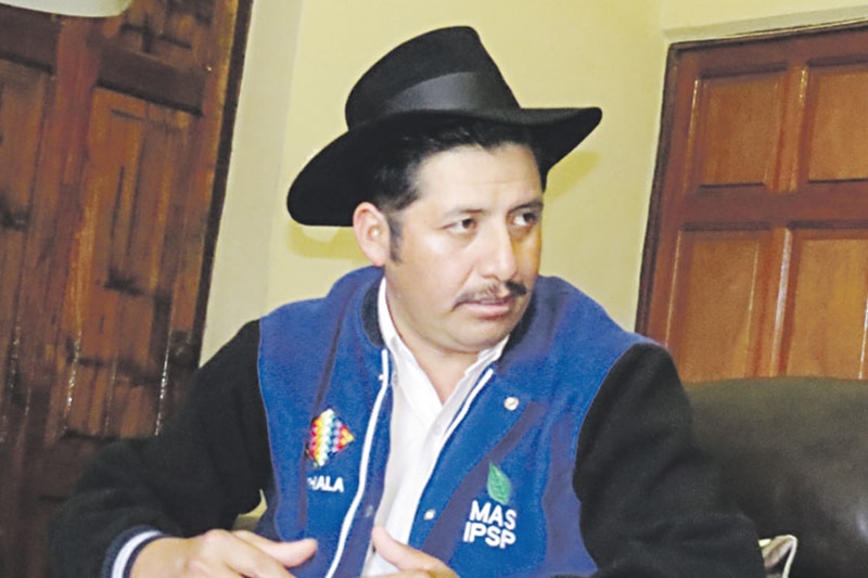 Gobernador boliviano ataca línea informativa de diario