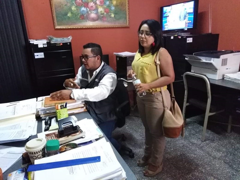 Policía insulta y lanza gas lacrimógeno a periodista en Choluteca