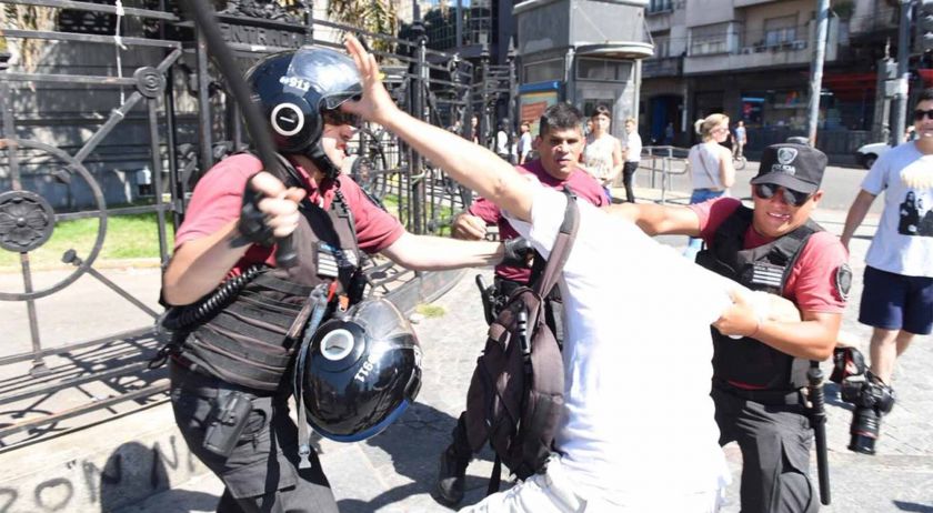 La Policía de la Ciudad detiene a dos reporteros gráficos