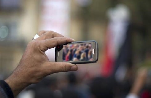 Arrancan teléfono móvil a periodista de un manotazo