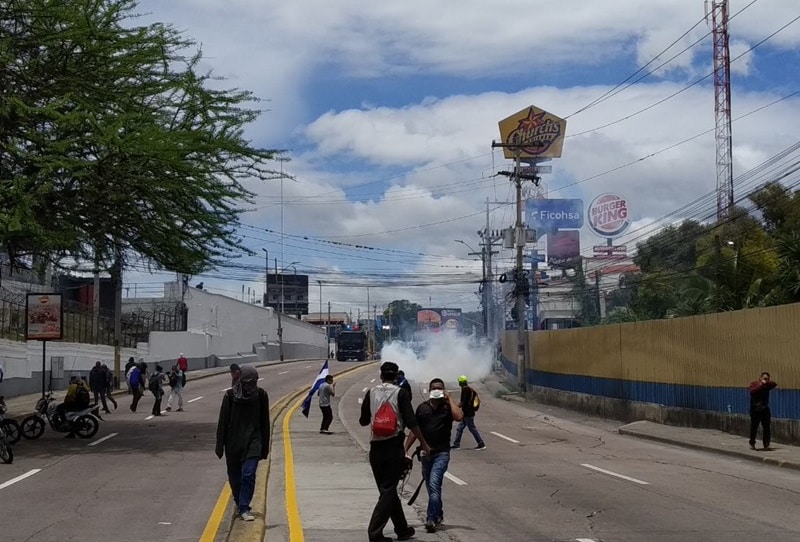 Periodistas son víctimas de agresión policial en manifestaciones en defensa de la Salud y Educación