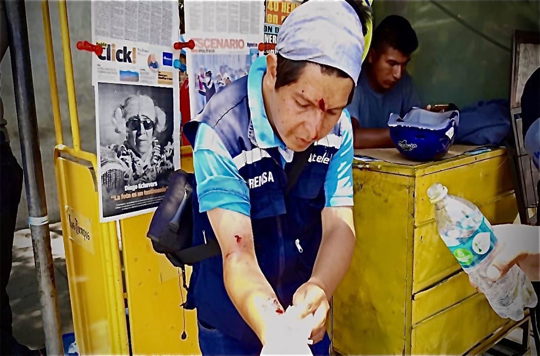 Bolivia: Cuatro periodistas agredidos y una moto quemada