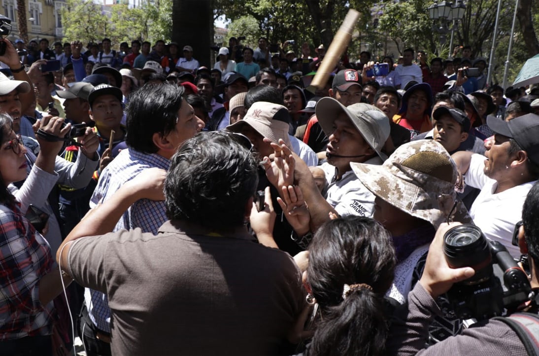 Transportistas agreden a periodistas bolivianos