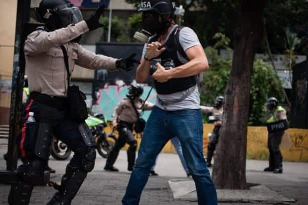 Funcionarios policiales agredieron a periodistas