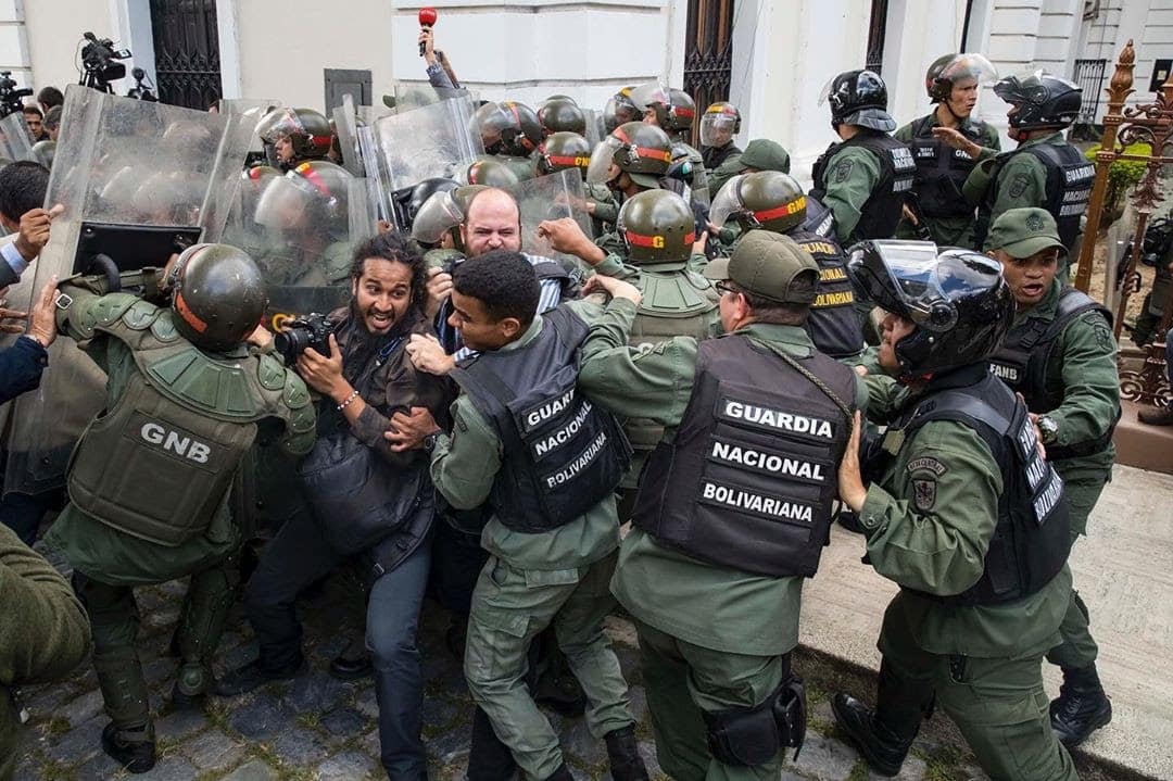 Prensa limitada durante cobertura en la Asamblea Nacional