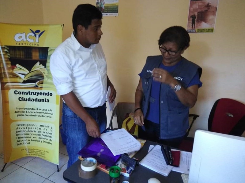 Policía agrede a periodista durante cobertura a represión en Choluteca