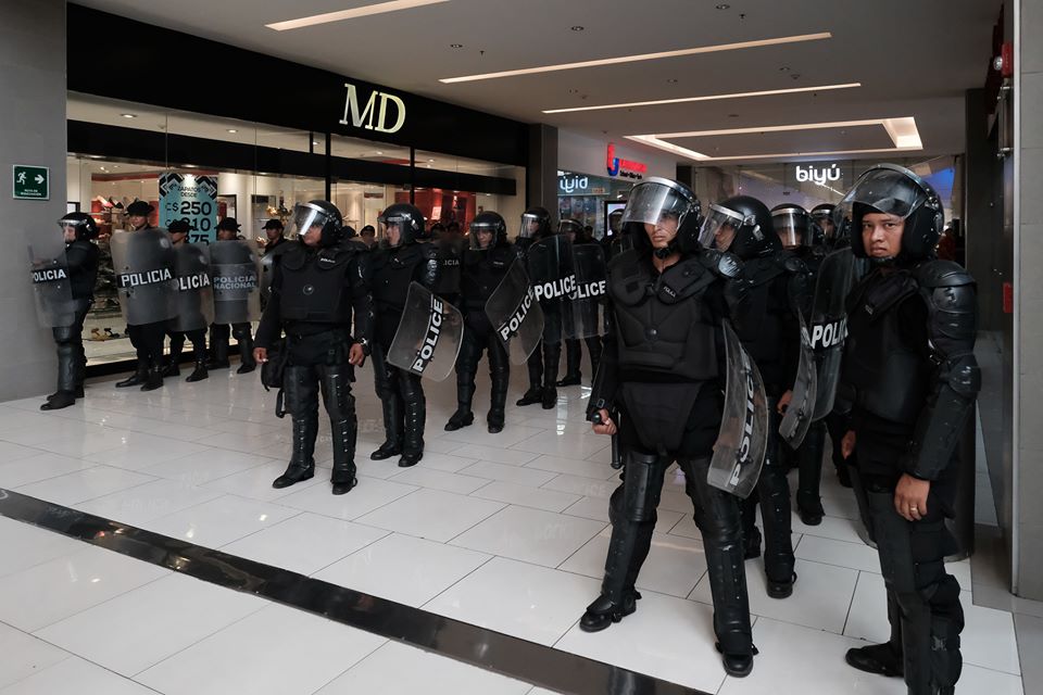 Policías agreden a periodistas en puntos claves de protesta