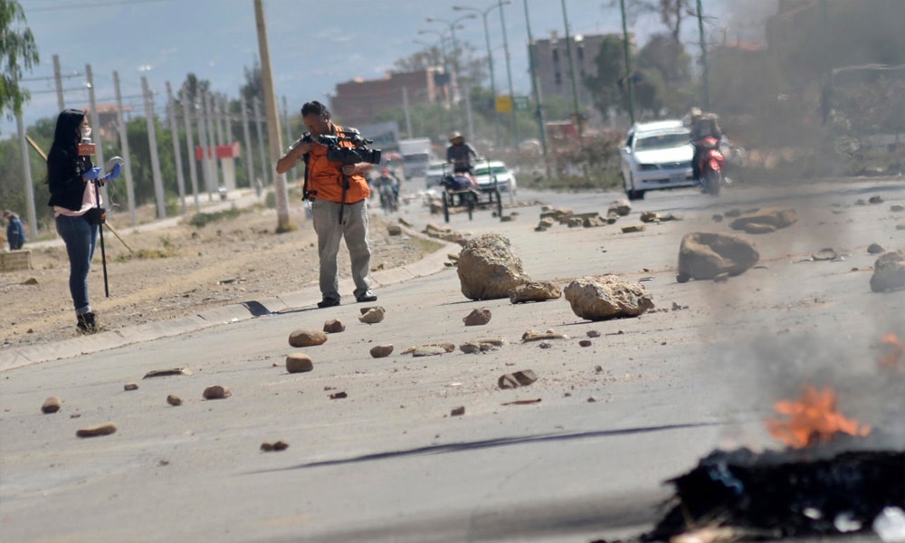 Rodearon y agredieron a periodistas en Bolivia