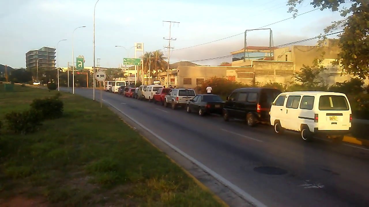 Periodista fue obligado a borrar video de cola de gasolina en Nueva Esparta