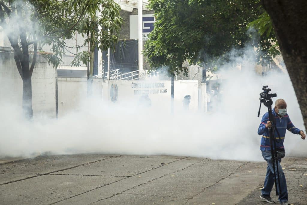 Periodistas fueron agredidos con cohetones y bombas lacrimógenas durante rueda de prensa de AD en Caracas