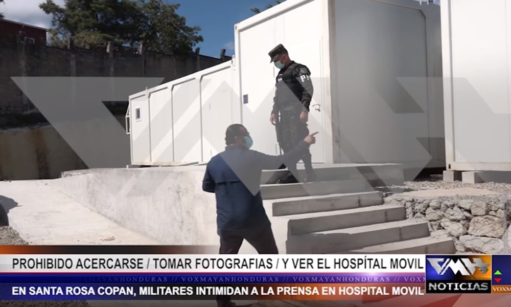 El periodista Santiago López (de espaldas), narra el momento en que no se le permite la cobertura de los hospitales móviles en Santa Rosa de Copán.