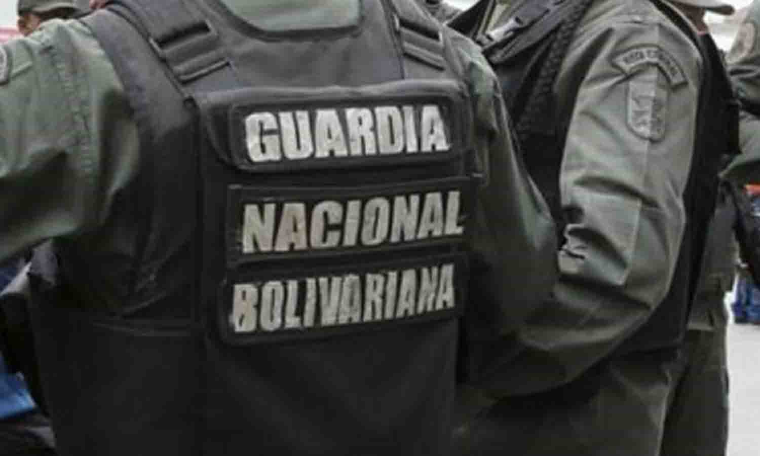 Amedrentan, desnudan y borran material periodístico a dos periodistas en el Zulia