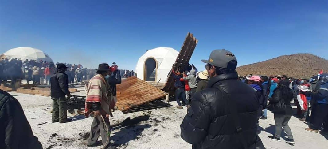 Ciudadana boliviana fue amedrentada cuando registraba la quema de un hotel