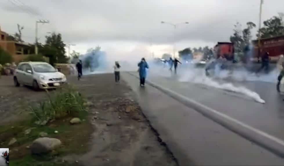 Manifestantes cercan y hostigan a un periodista