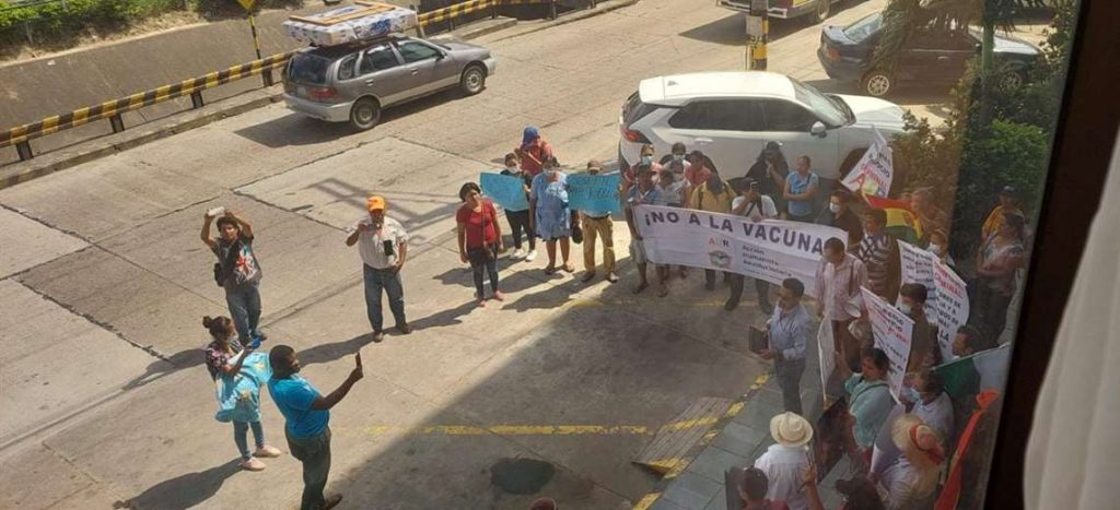 En Bolivia activistas “antivacunas” amenazan con toma violenta de diario