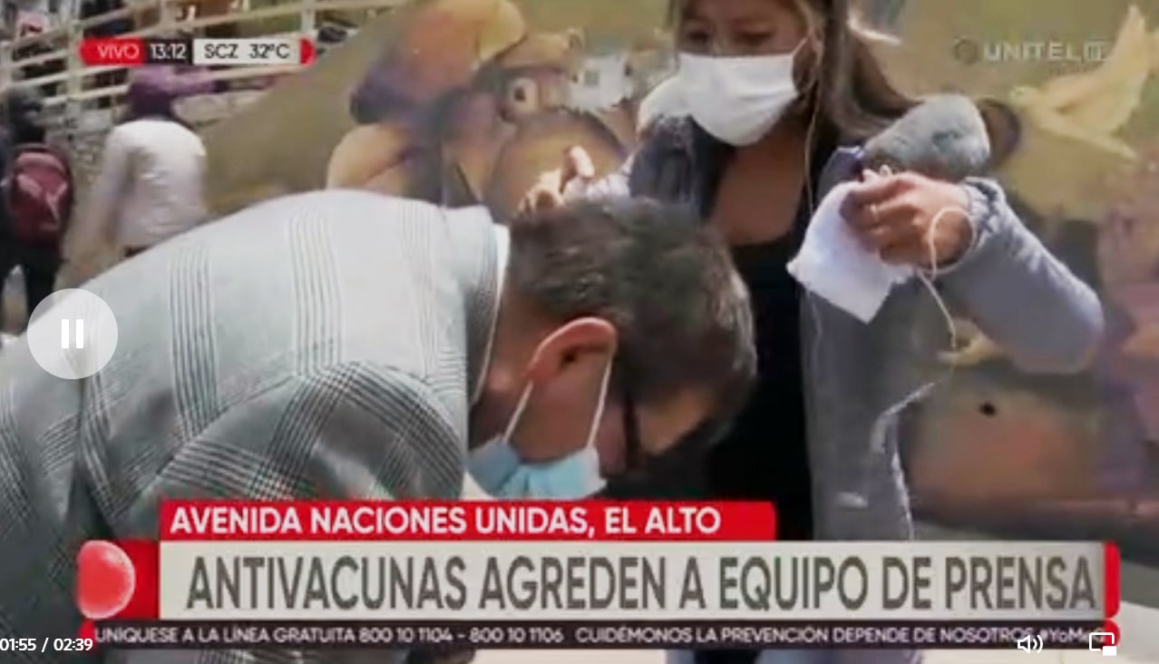 En Bolivia grupo antivacuna provoca herida a un periodista de televisión