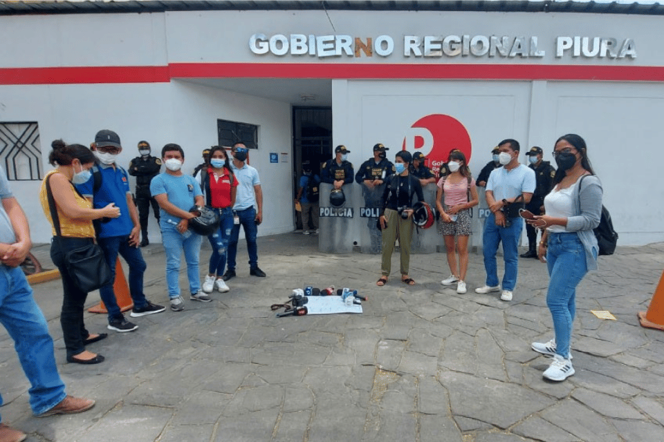 Perú: gobernador regional envía policía especial para replegar plantón de periodistas