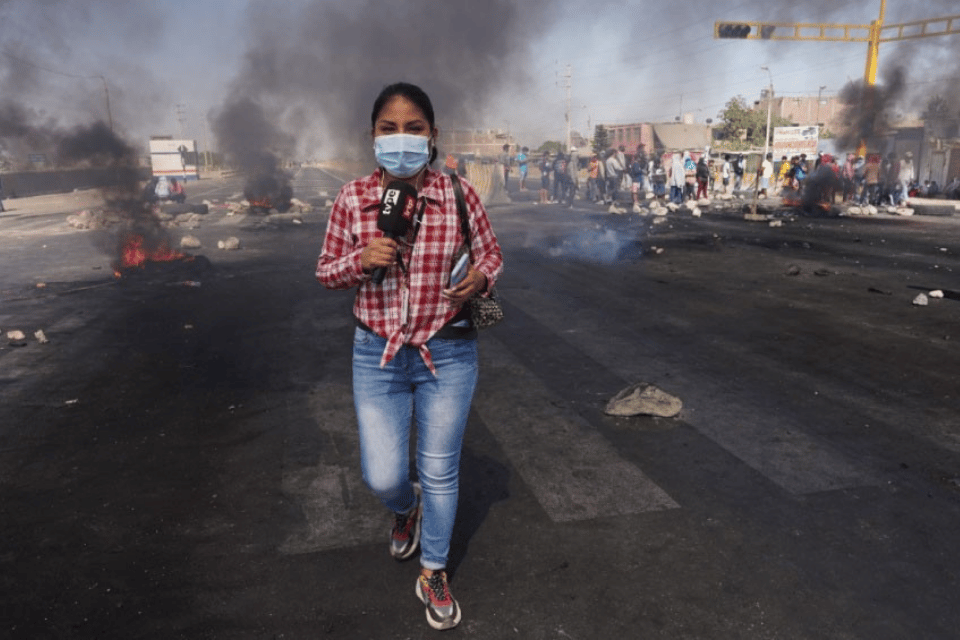 Perú: manifestantes arremeten contra periodistas durante la cobertura de violentas protestas