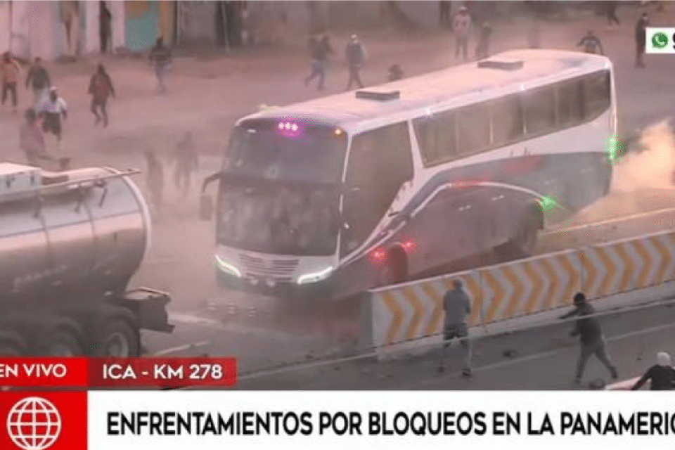 Perú: periodistas se resguardan en hotel ante amenaza de manifestantes que intenta lincharlos