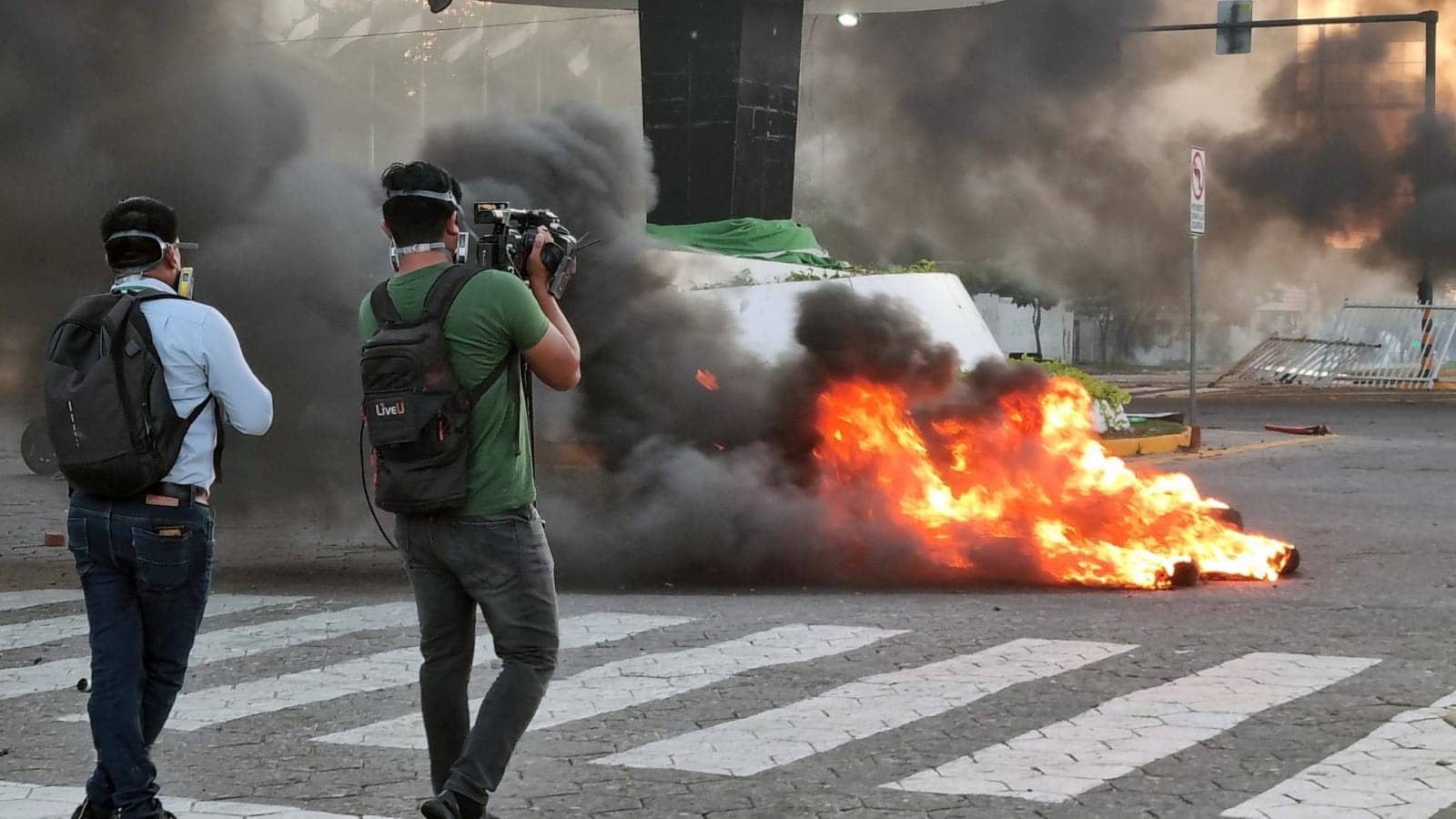 Camarógrafo cae herido tras impacto de perdigones disparados por la policía