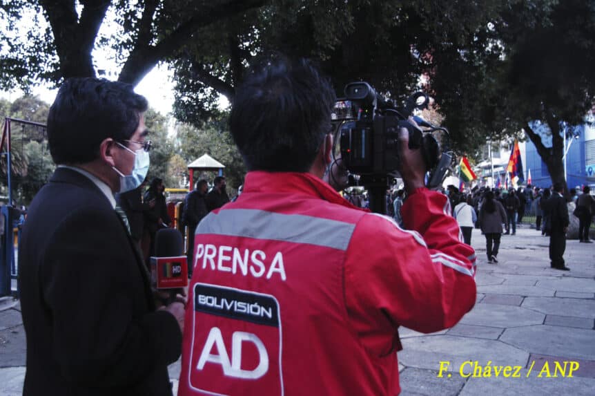 Jornada de protesta en La Paz termina con periodistas heridos y golpeados