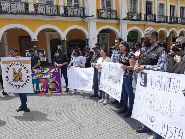 Periodistas marchan y diputado oficialista retira proyecto de control de redes sociales